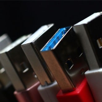 ¿Qué significa el color del conector en los puertos USB?